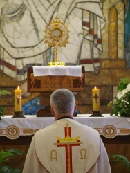 püspök az oltáriszentség előtt